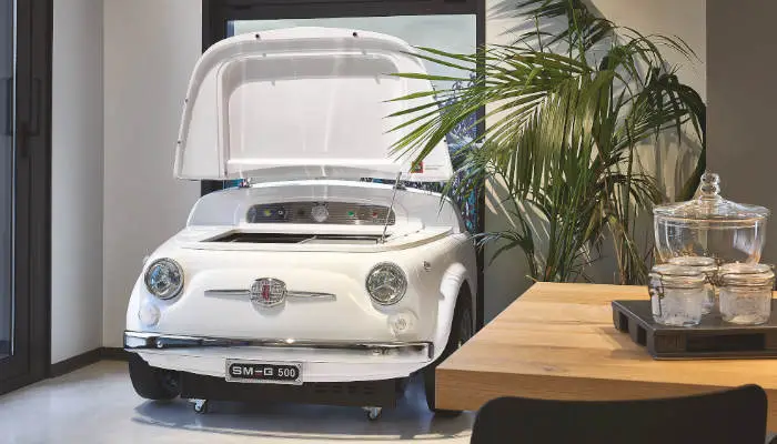 Biały minibar SMEG w formie klasycznego Fiata 500 z otwartą maską
